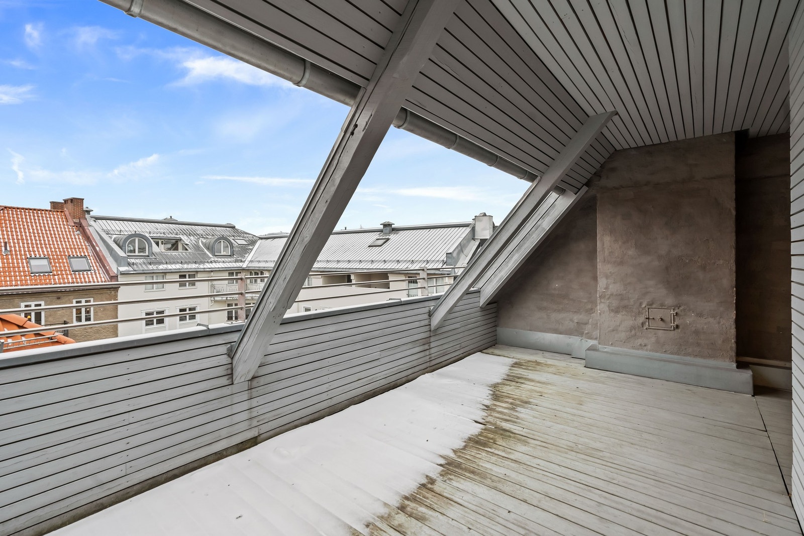 Hyggelig sittegruppe i bakhagen på sommerstid og felles takterrasse for beboerne med kveldssol. Takterrassen har et enkelt bookingsystem hvor man skriver seg opp på en liste for å reservere terrassen for noen timer eller en hel kveld. Galleribilde