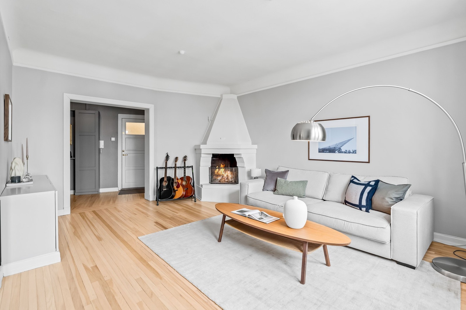 Planløsningen er sosial og delvis åpen mot kjøkkenet, noe som gjør sonen ekstra luftig. Stuen har god plass til sofamøblement og skaprekke, i tillegg til øvrig ønsket møblement. Sjarmerende og velfungerende åpen peis. Galleribilde