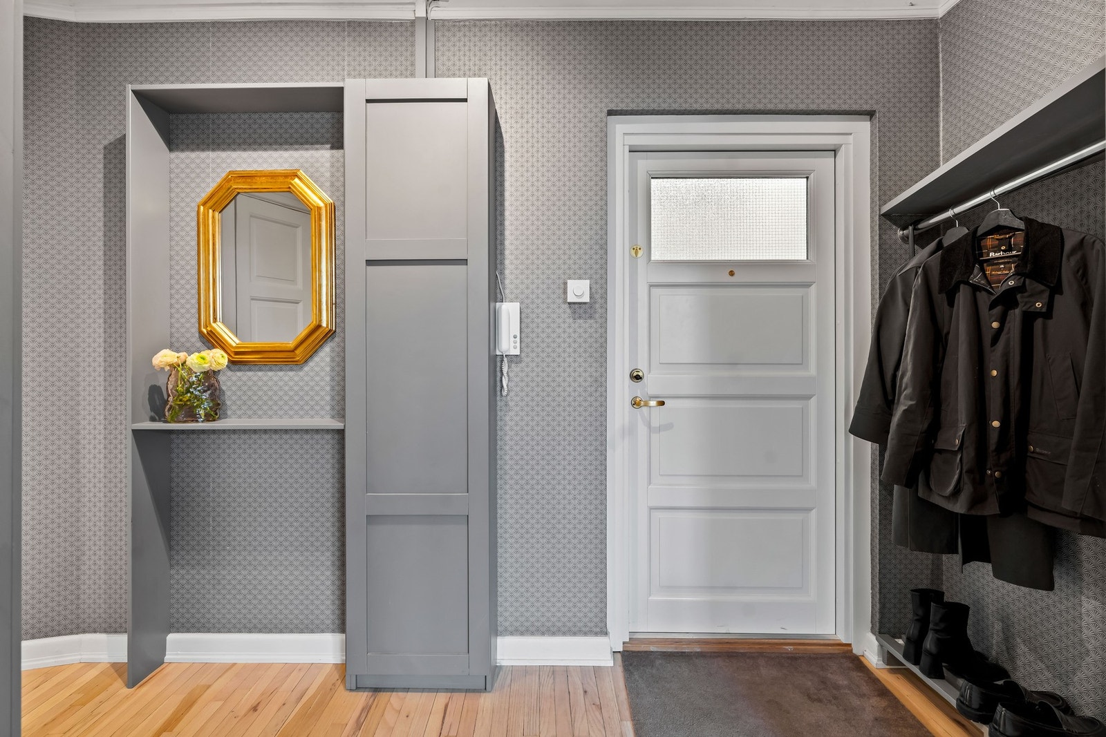 Innbydende og romslig entré med gode oppbevaringsløsninger i form av lekre, snekkerbygde skap og hattehylle. Galleribilde