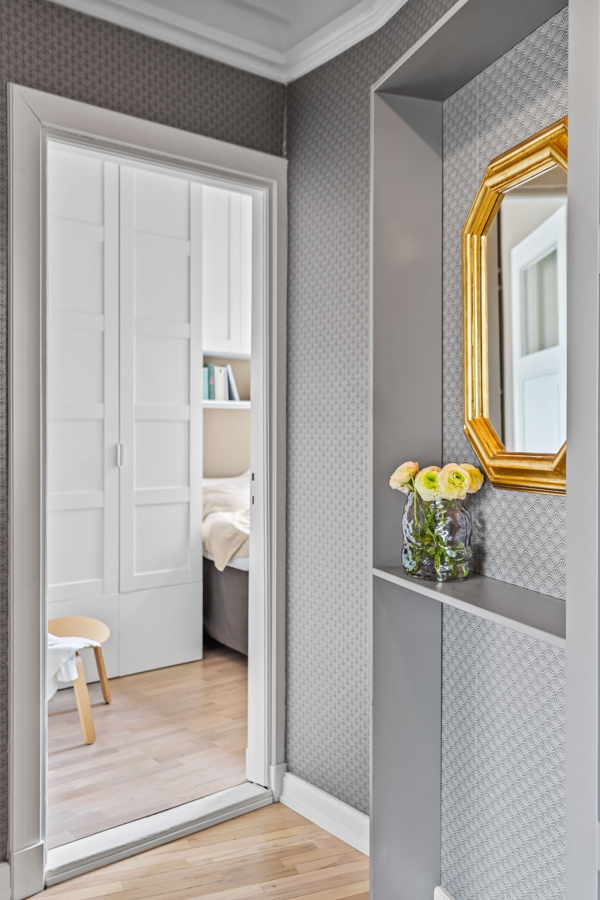 Fra entré mot soverom. Galleribilde