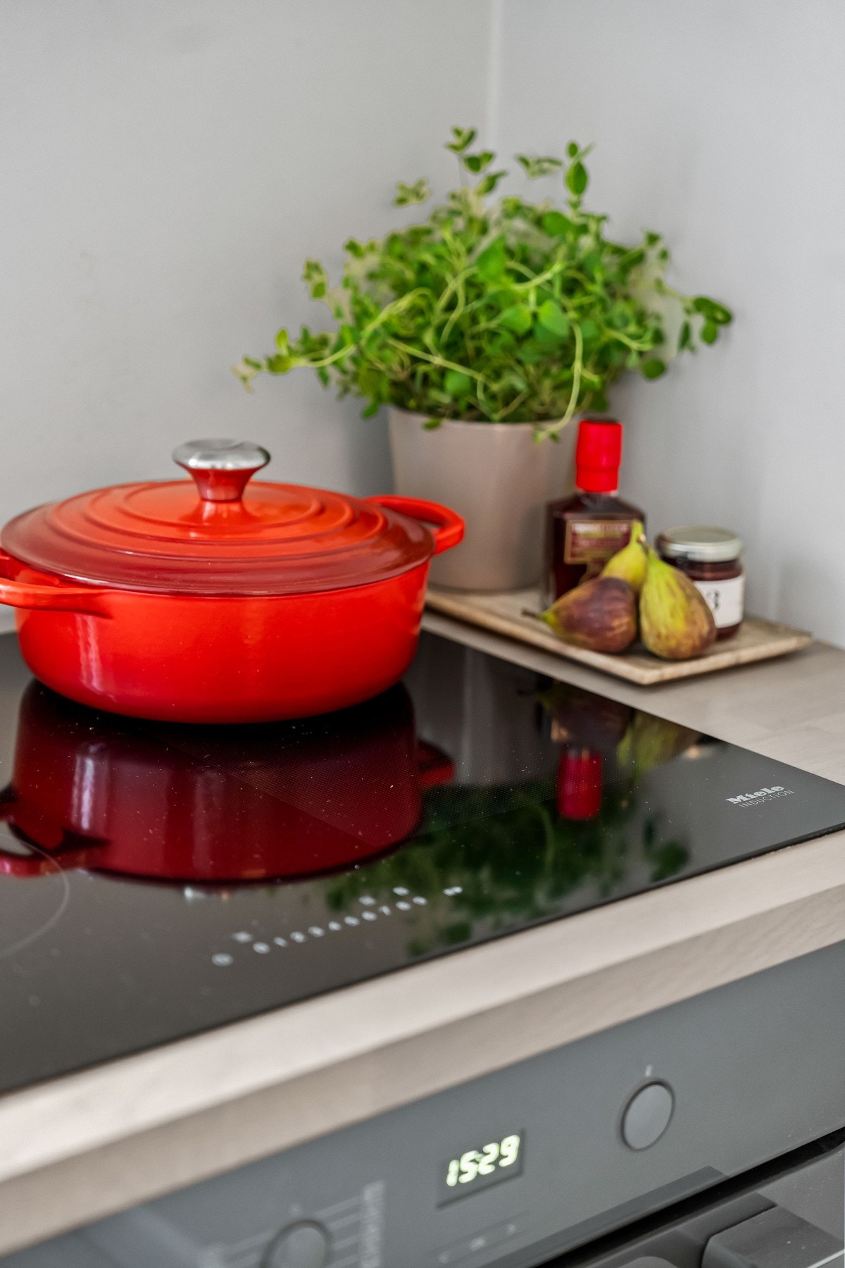 Utformingen av kjøkkenet er nøye gjennomtenkt, og byr på godt med skap- og benkeplass. Galleribilde