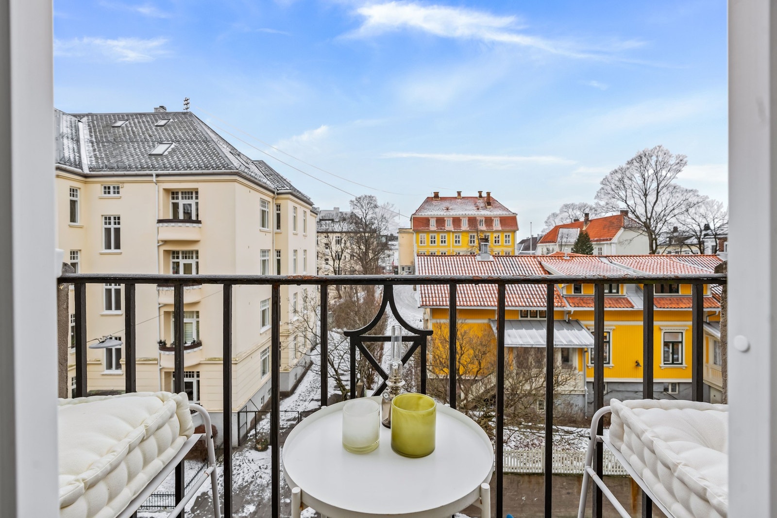 Fra leiligheten og balkongen har du en unik utsikt mot vakre Schafteløkken - her bor du høyt og fritt uten innsyn! Galleribilde