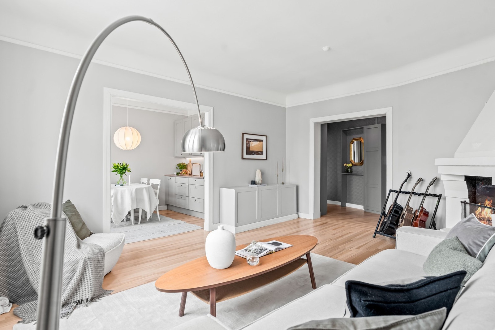 Boligen er påkostet i perioden 2021-2023 med bl.a nytt vindu og balkongdør i stue, nytt kjøkken fra Huseby, trukket om og oppgradert det elektriske anlegget, malt vegger og tak samt slipt og lakkert gulv i entré, stue og kjøkken, ny parkett på sov + Galleribilde