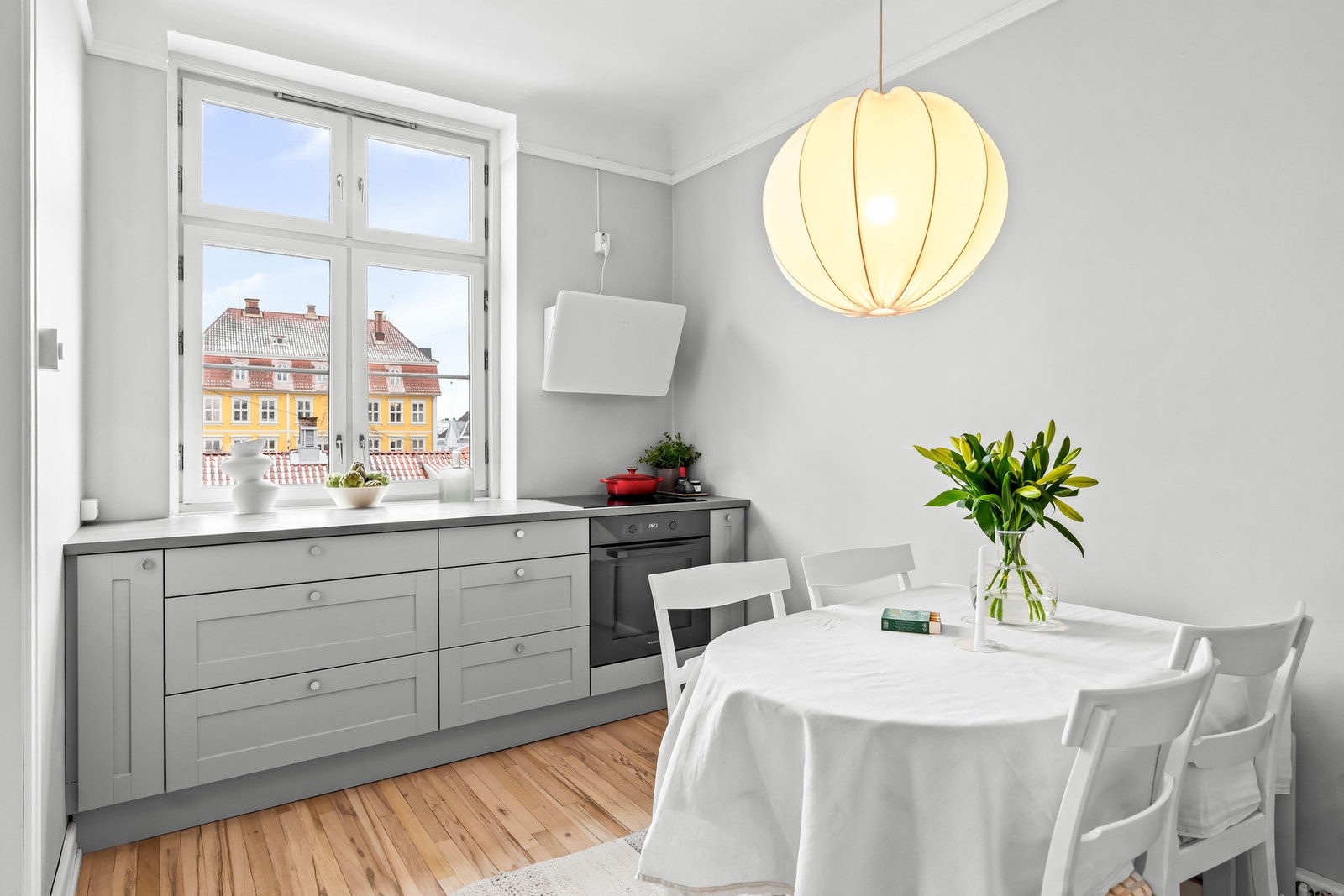 Det er god plass til stort spisebord, et perfekt samlingspunkt for både sosiale sammenkomster og/eller rolige middager hjemme. De store vindusflatene gir et fint lysinnslipp og et fantastisk utsyn - også fra kjøkkenet! Galleribilde