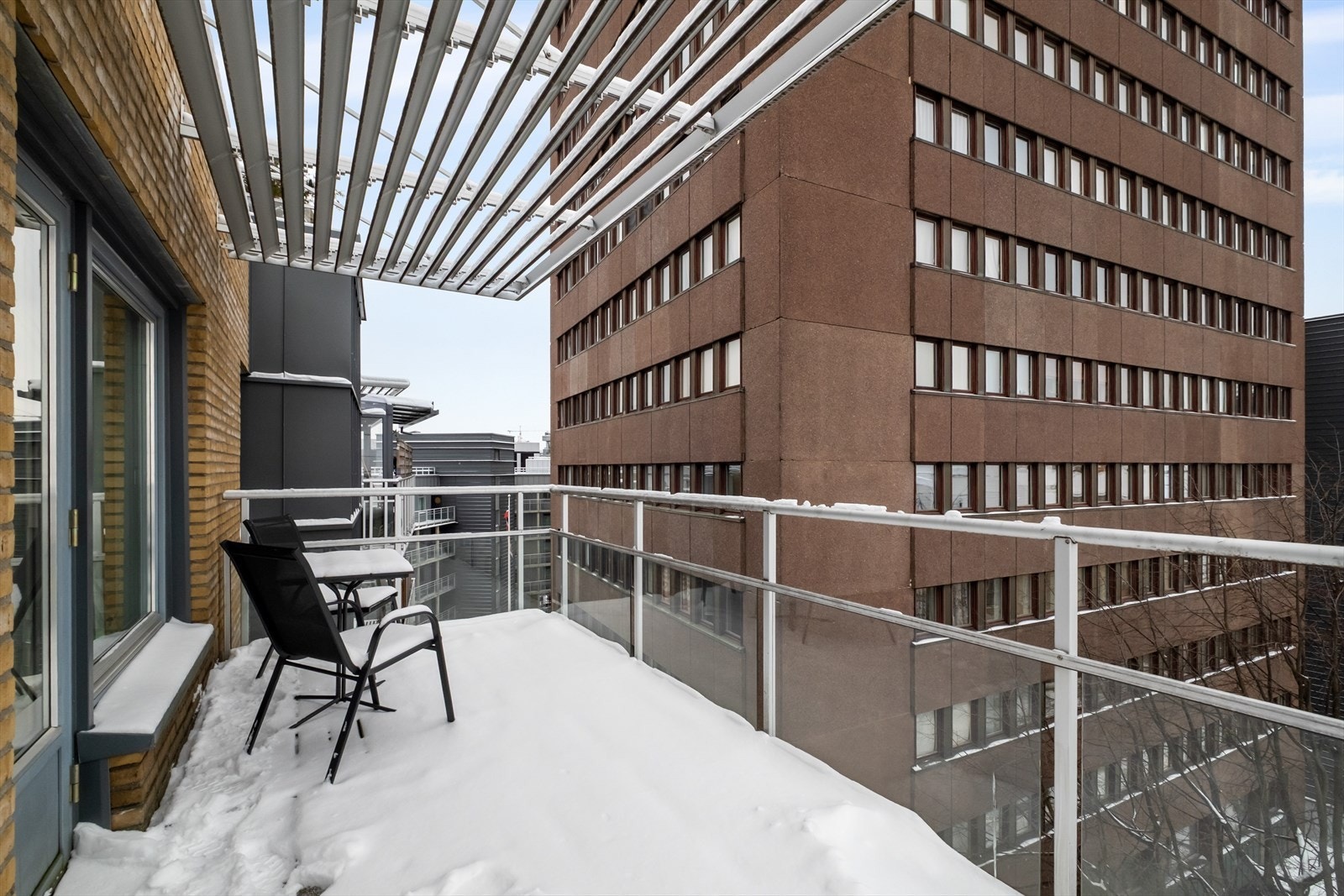 Nordvestvendt balkong på ca. 12 kvm med god plass til utemøblement og grill. Galleribilde