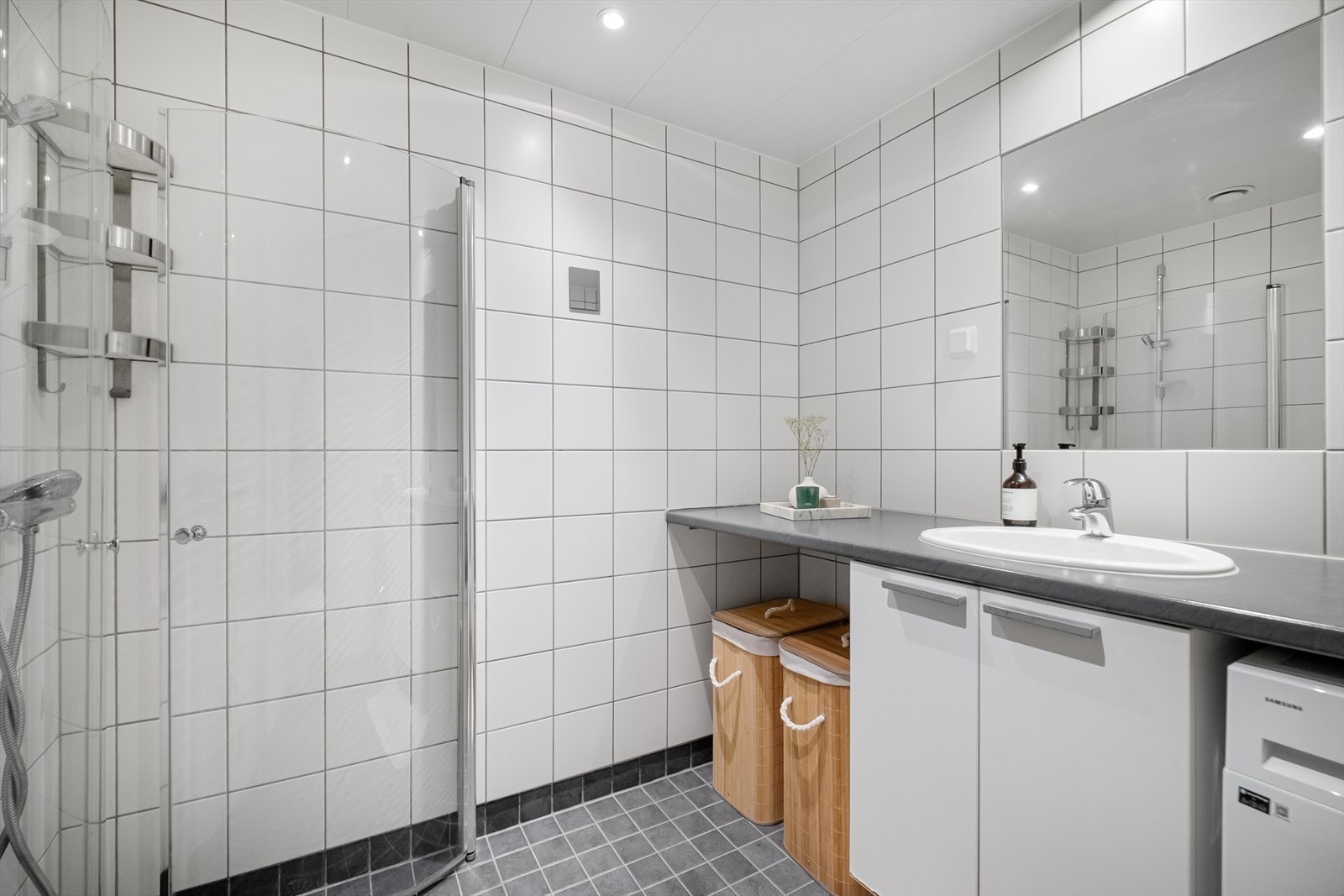 Flislagt baderom fra byggeår med varme i gulvet og opplegg for vaskemaskin. Galleribilde