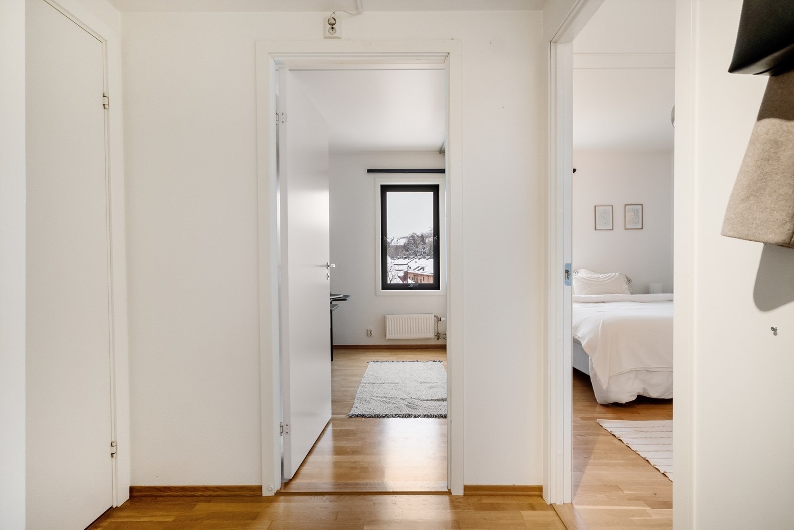 En lys og innbydende entré som gir et godt førsteinntrykk av boligen. God plass til sko og yttertøy. Galleribilde