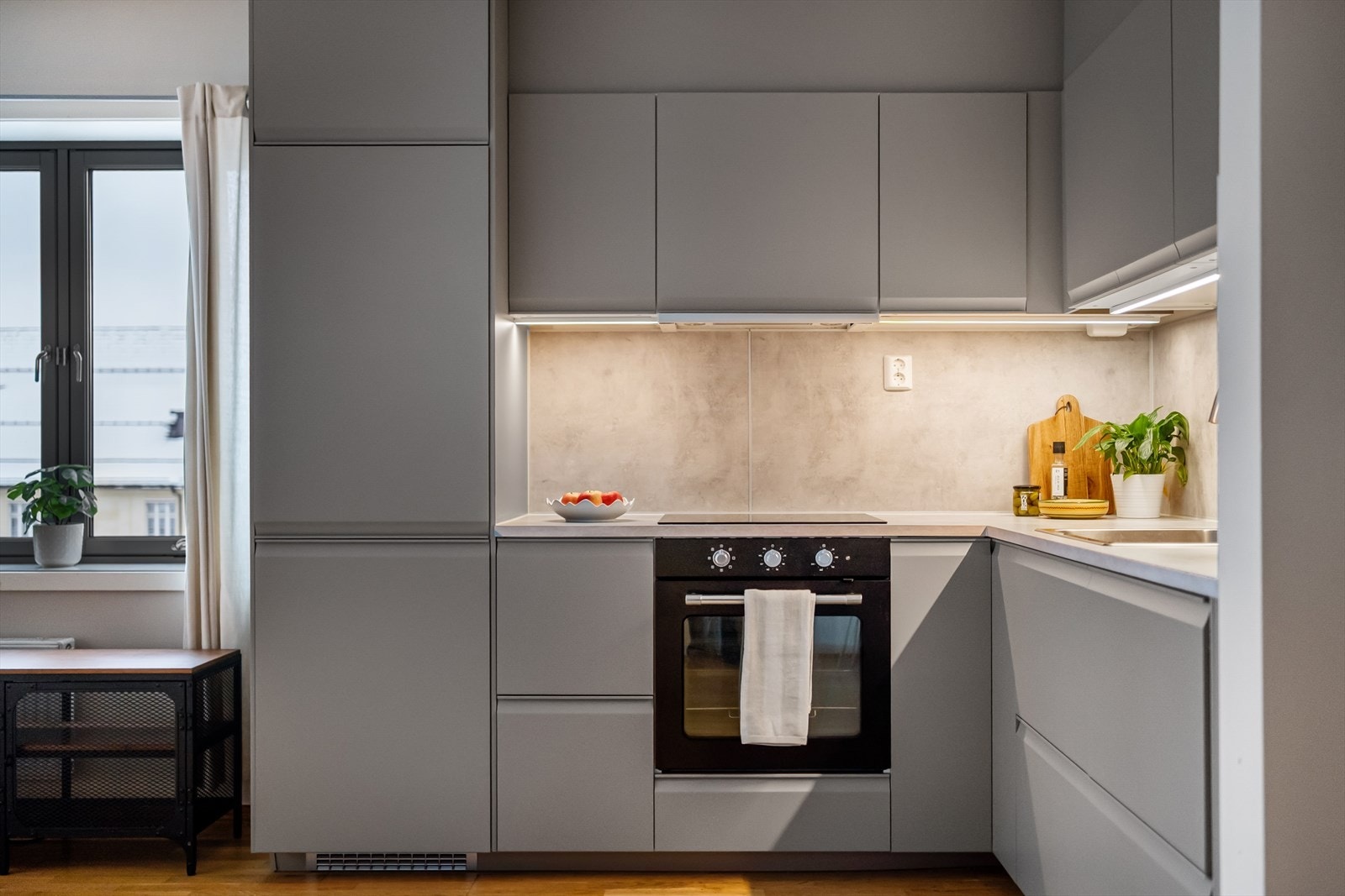 Av hvitevarer er det integrert platetopp, stekeovn, oppvaskmaskin og kjøl-/fryseskap. Galleribilde