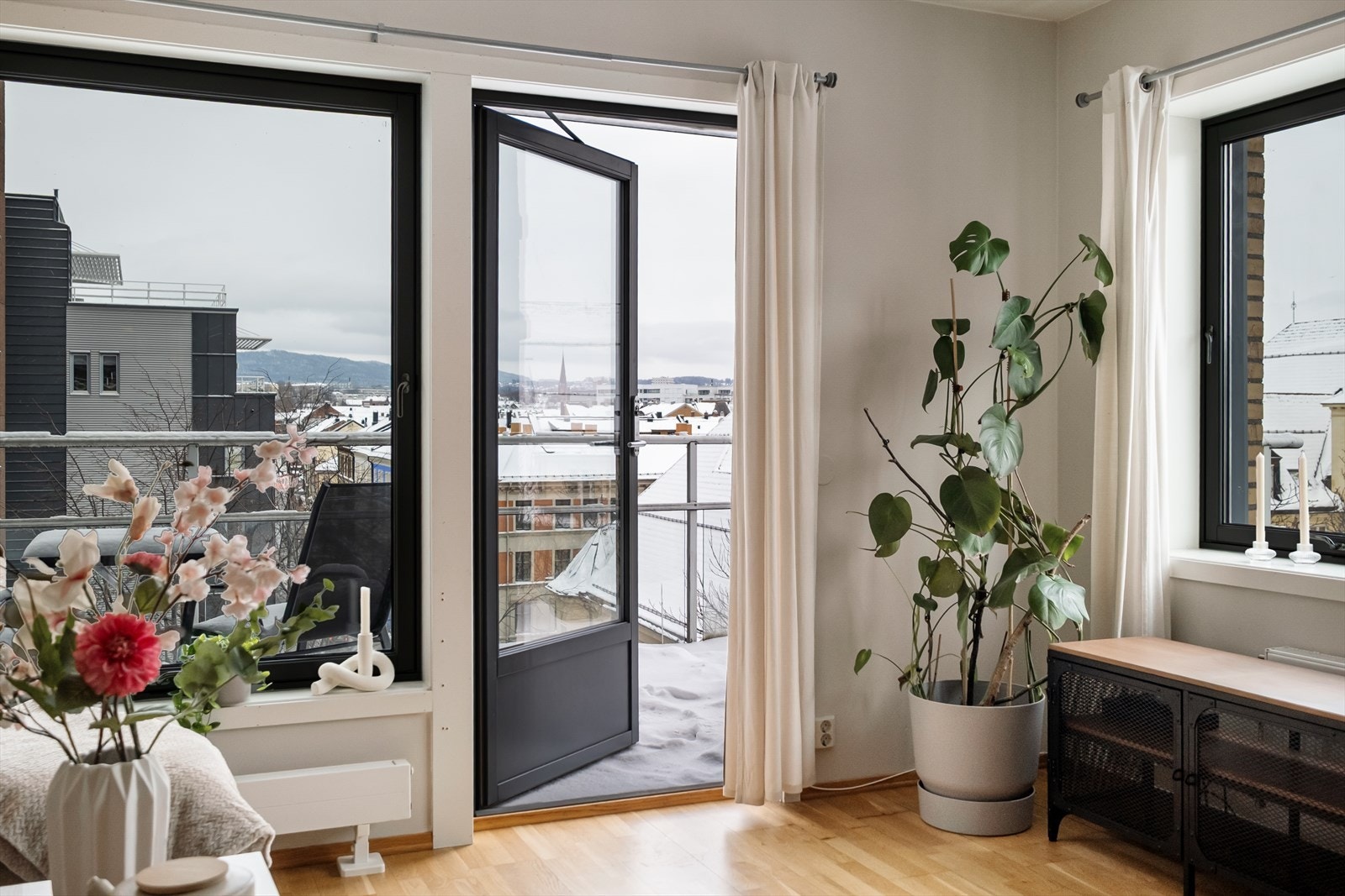 Store vindusflater som gir rikelig med luft og lys i tillegg til utgang til balkong. Galleribilde