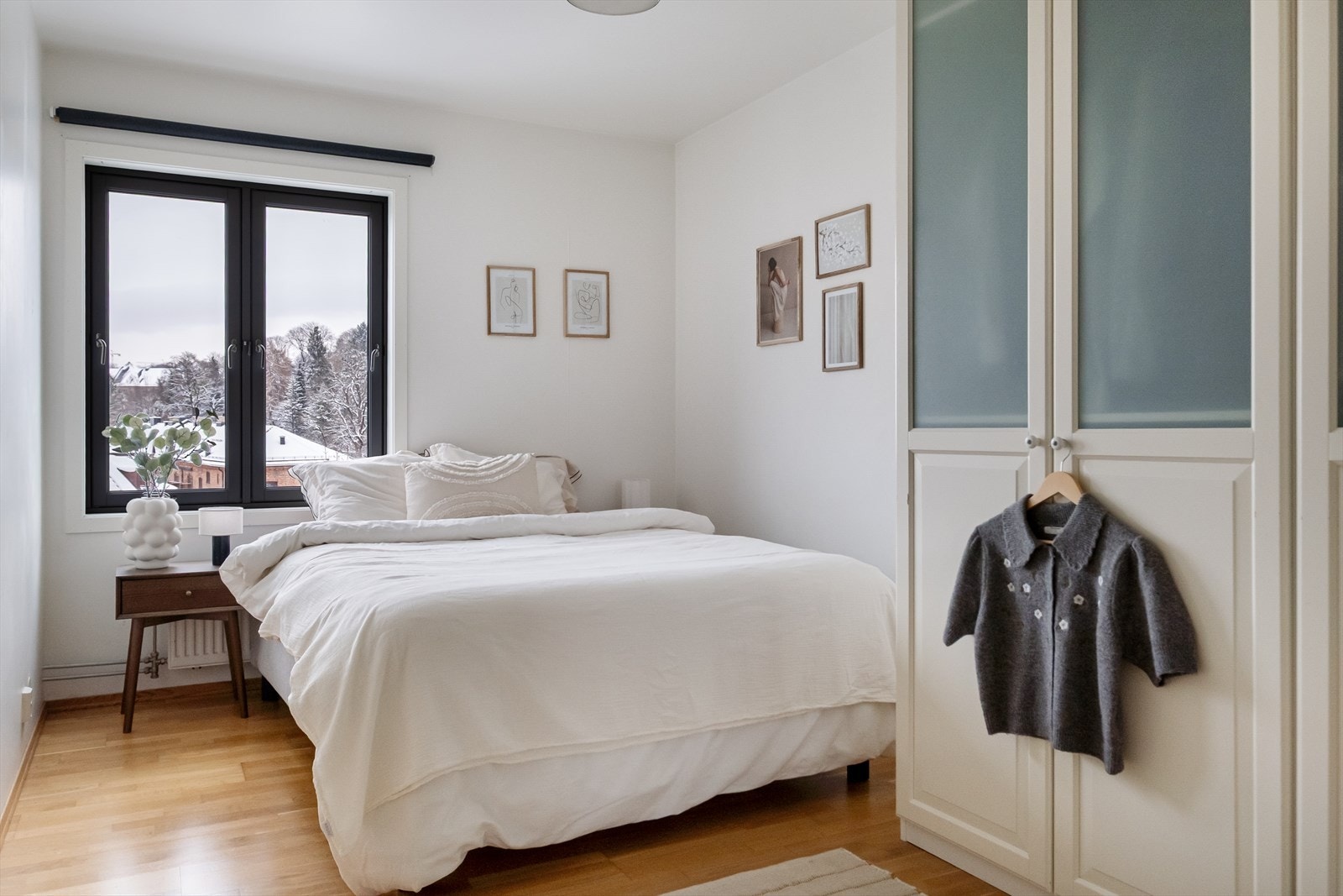 Romslig hovedsoverom med god plass til dobbeltseng med tilhørende nattbord og garderobeløsning. Galleribilde