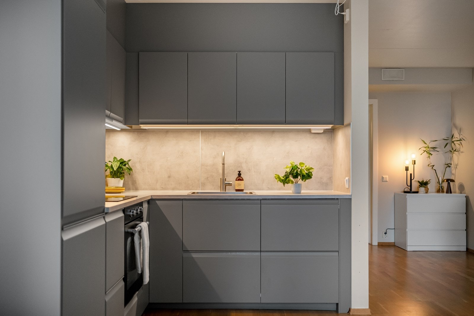 Det er montert vannstoppsystem og komfyrvakt. Avtrekk over kokeplass. Galleribilde