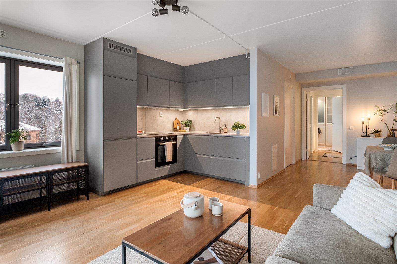 IKEA-kjøkken fra 2025 med åpen løsning mot stuen. Galleribilde