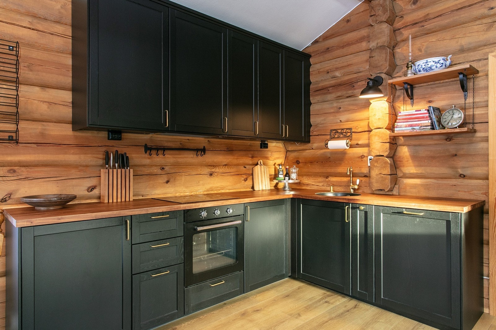 Kjøkkeninnredning fra Ikea med sorte profilerte fronter og benkeplate av laminat Galleribilde