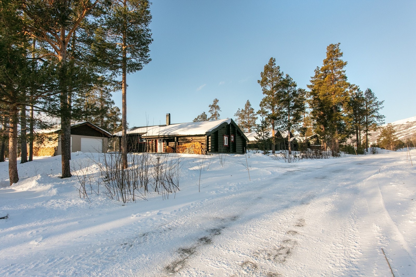 Fasade sett fra adkomstvei i hyttefeltet Galleribilde