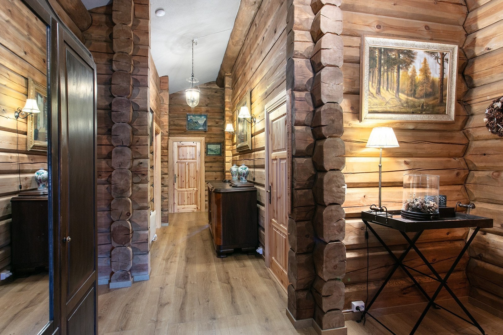 Gang med god takhøyde. Innvendige dører i heltre fyllingsdører. Galleribilde