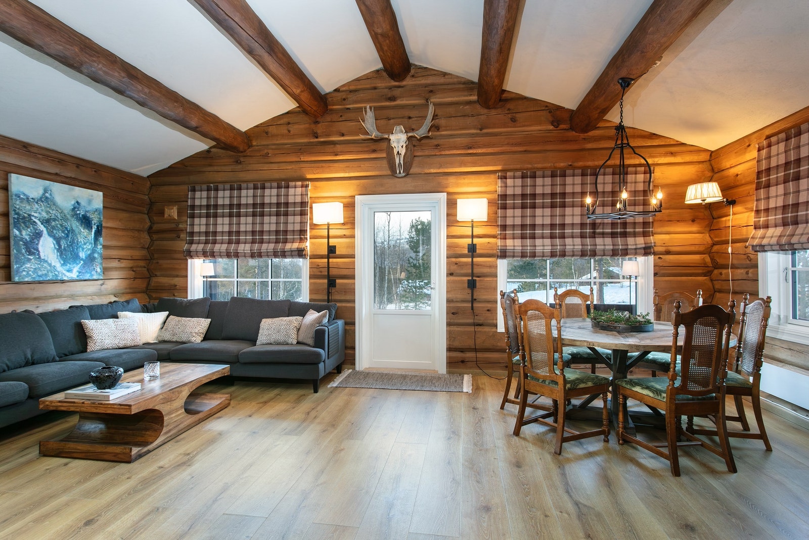 Det er god plass til både sofagruppe og spisestue på stuen Galleribilde