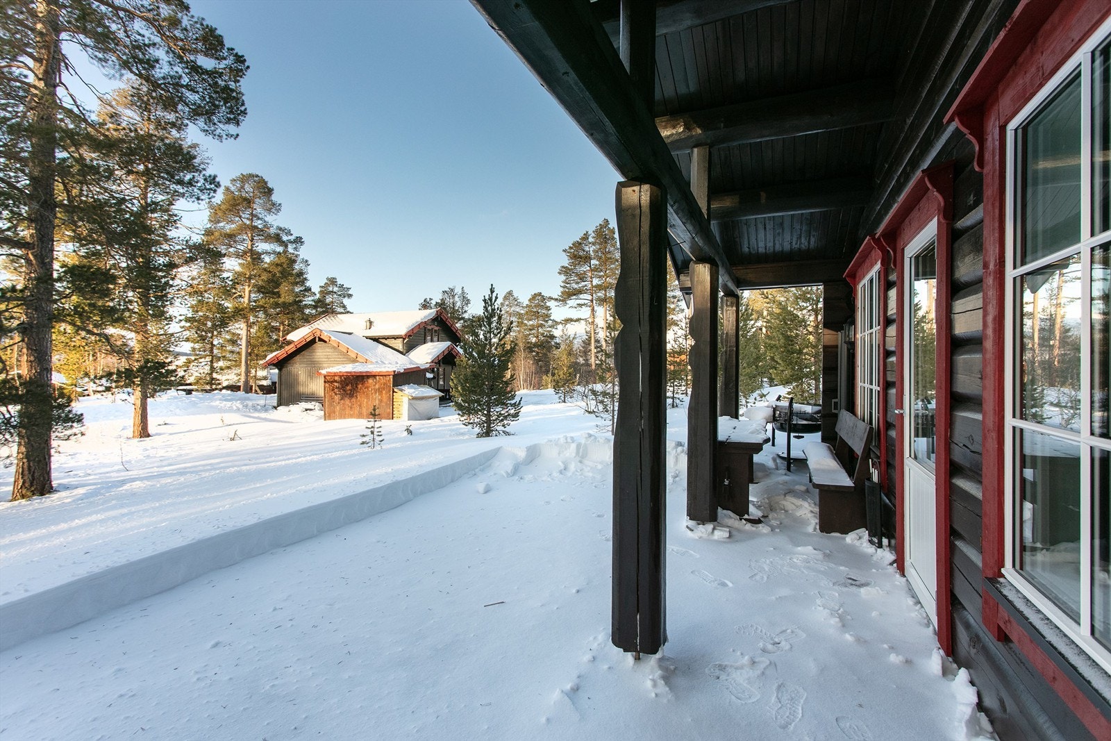 Utgang fra stue til markterrasse med lett tilkomst til hage/naturtomt Galleribilde
