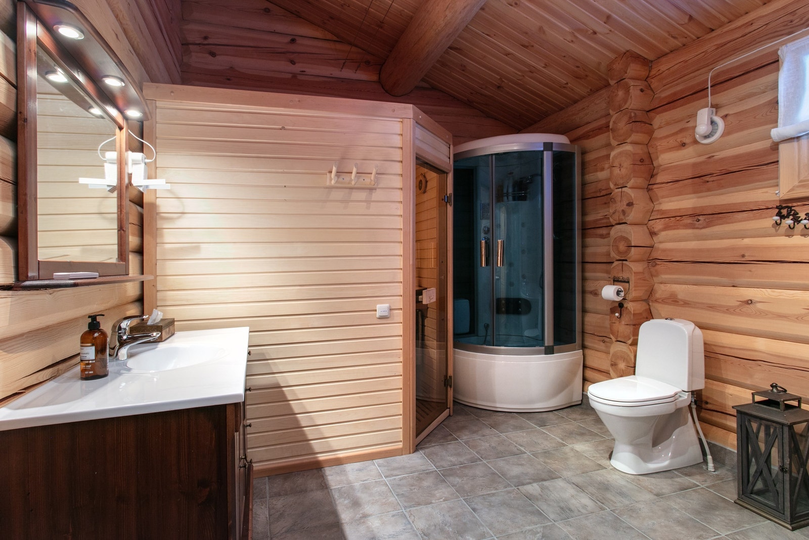 Badet er et høydepunkt for deg som setter pris på velvære og moderne baderomsfasiliteter. Her finner du både sauna, stort hjørnebadekar, stort og romslig dusjkabinett og toalett Galleribilde