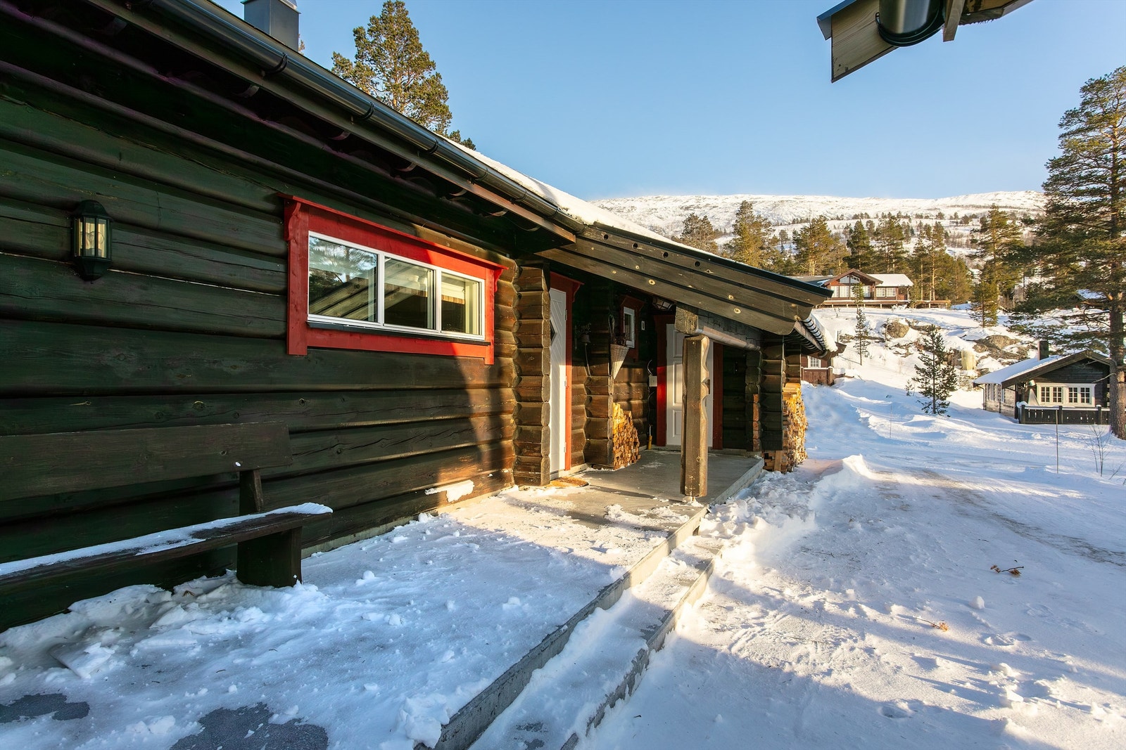 Overbygd inngangsparti og utebod til hytten Galleribilde