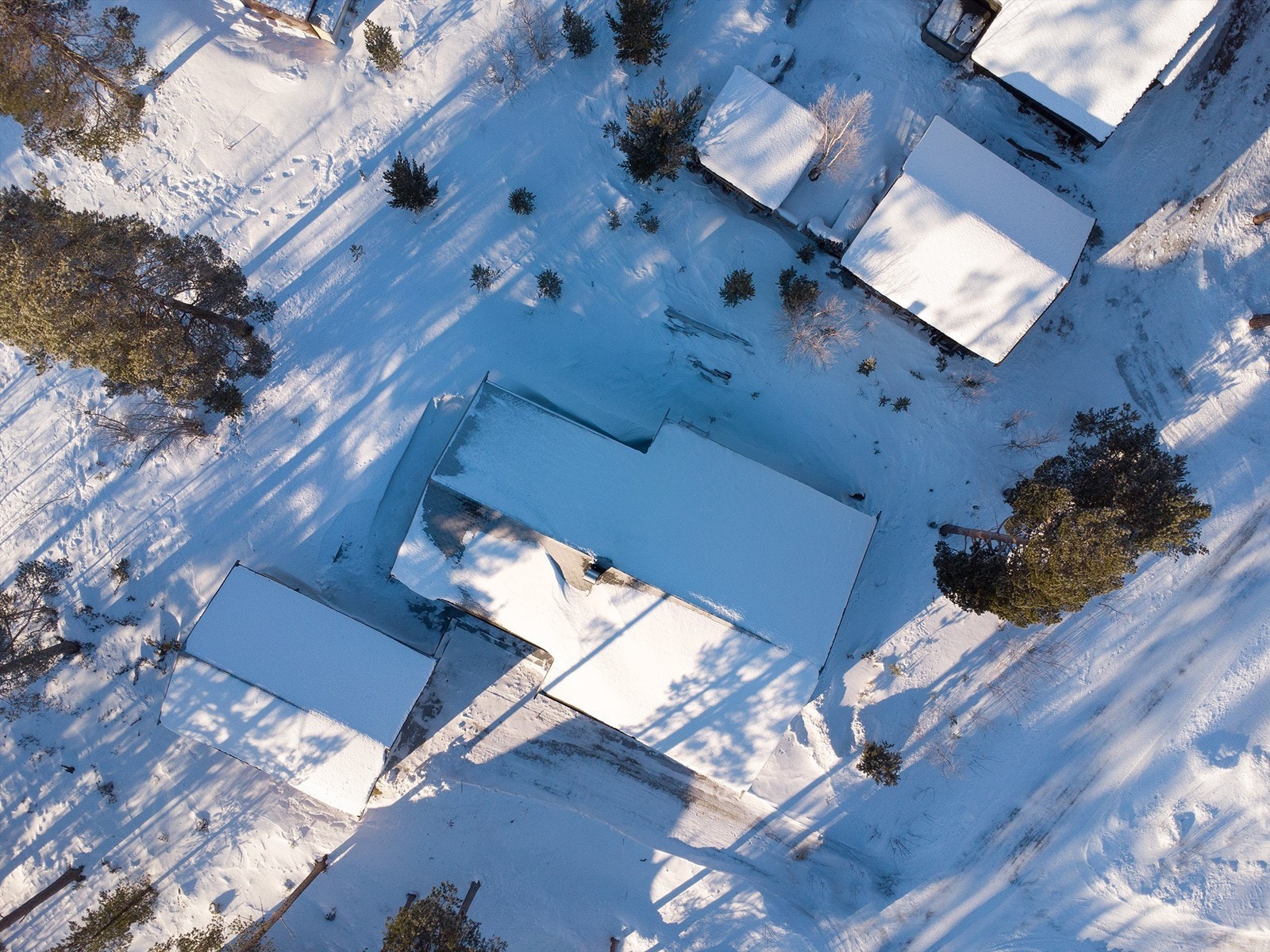 Dronebilde av eiendommen sett fra fugleperspektiv Galleribilde