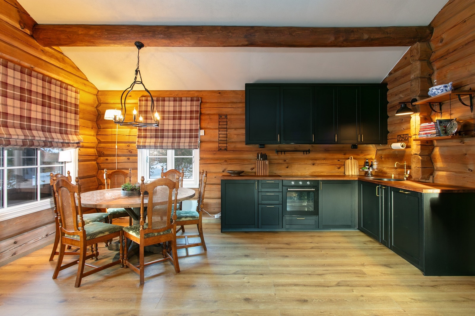 Det er god plass til romslig spisestue i tilknytning til kjøkkenet Galleribilde