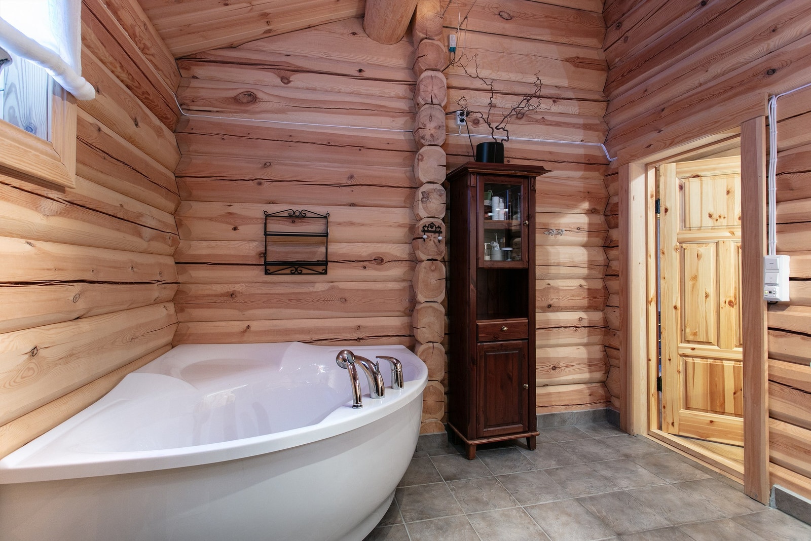 Det er skråhimling og god takhøyde på badet Galleribilde