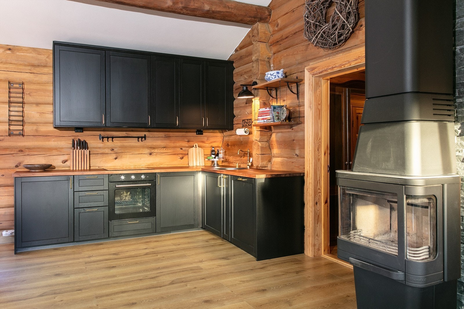 Kjøkkenet har kjøleskap, oppvaskmaskin, platetopp, stekeovn og vannstoppsystem. Kjøkkenventilator med avtrekk ut. Hvitevarer medfølger. Galleribilde