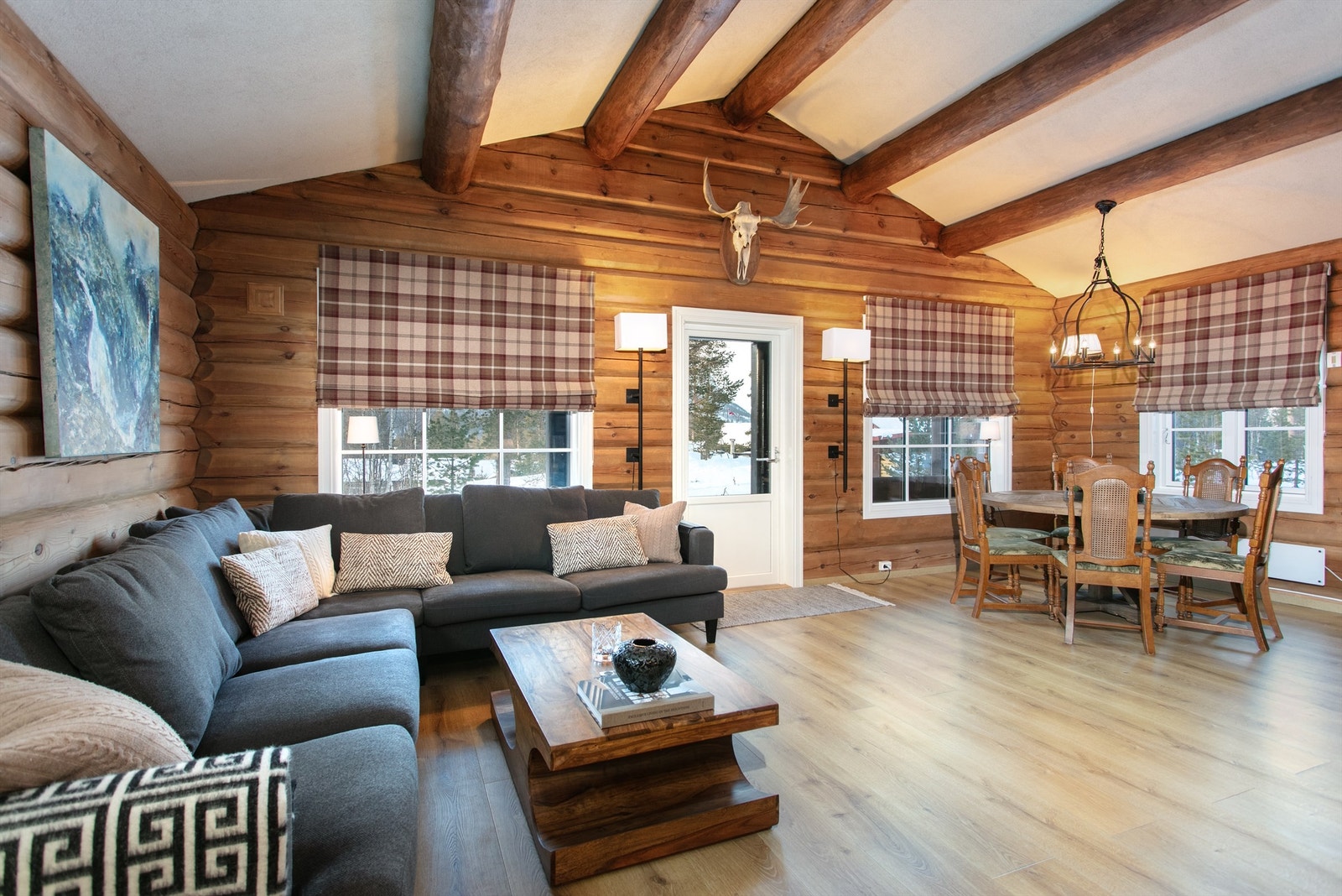 Stor åpen stue og kjøkkenløsning med god takhøyde Galleribilde