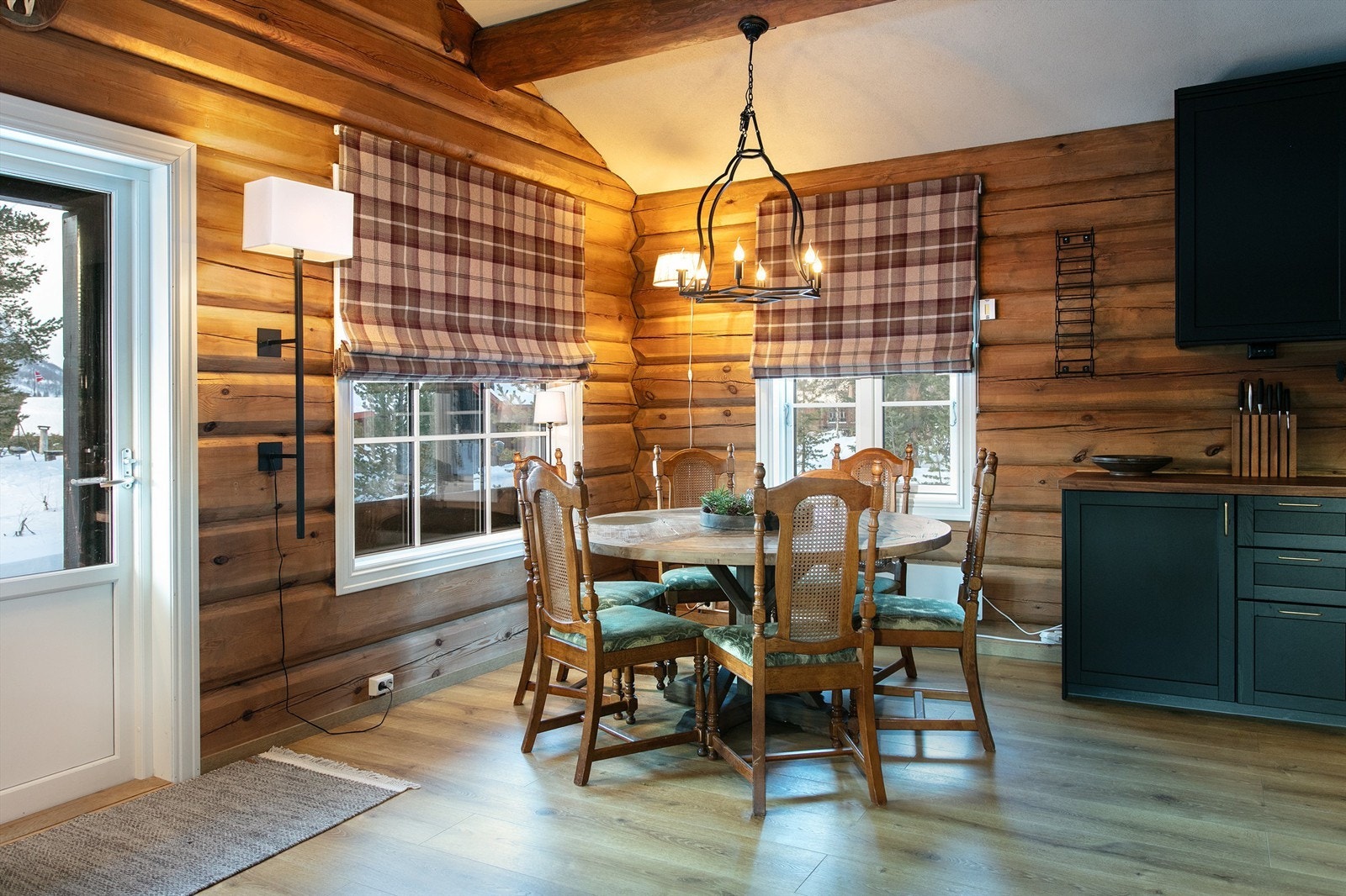 Det er god plass til spisebord i tilknytning til kjøkken. Galleribilde