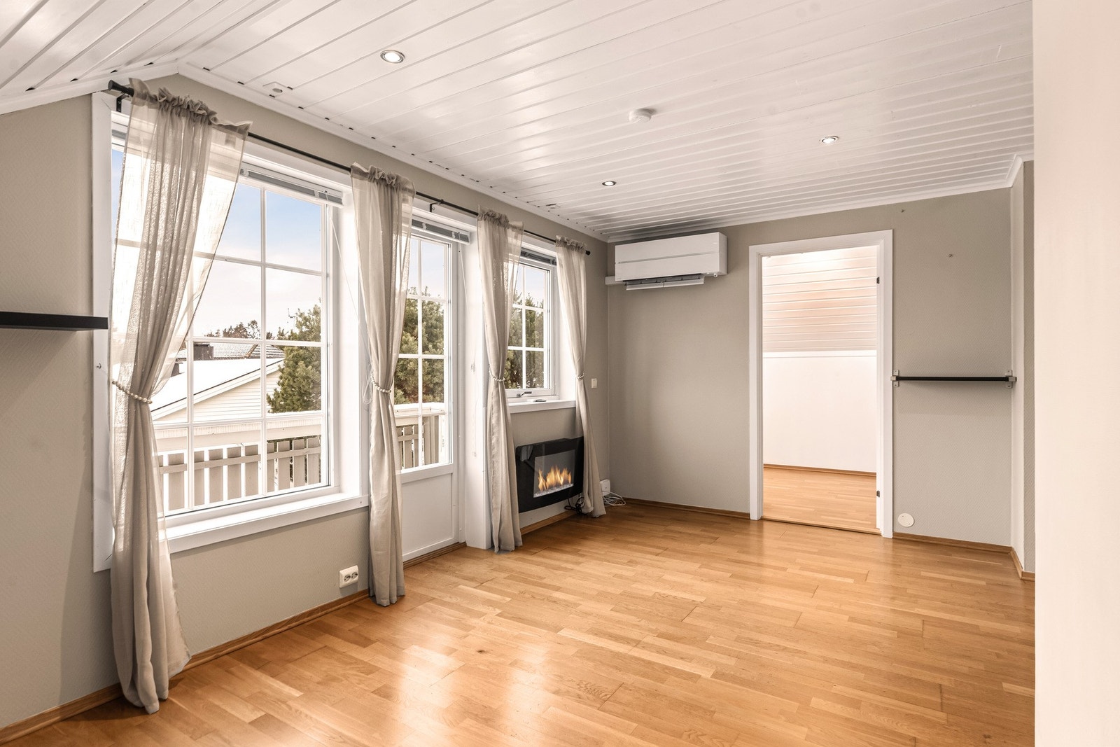 Luft/luft varmepumpe fra 2021 og utgang til balkong fra stuen Galleribilde