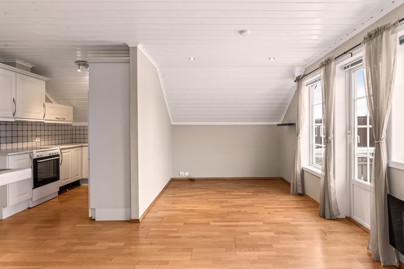 Delvis åpen løsning mellom stue og kjøkken Galleribilde