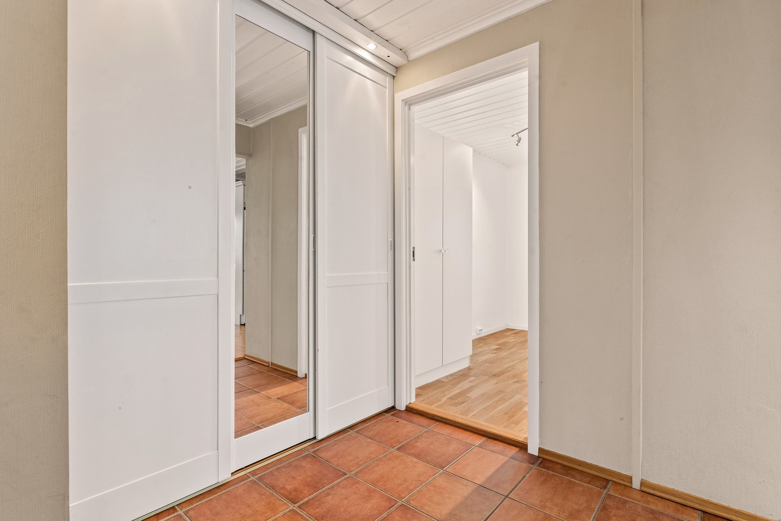 Entré med skyvedørsgarderobe Galleribilde