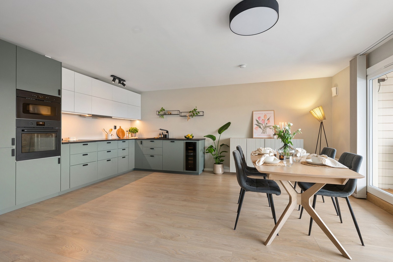 Boligen har et romslig og sosialt oppholdsrom med åpen stue- og kjøkkenløsning, en planløsning som legger godt til rette for både hverdagsliv og hyggelige sammenkomster. Galleribilde