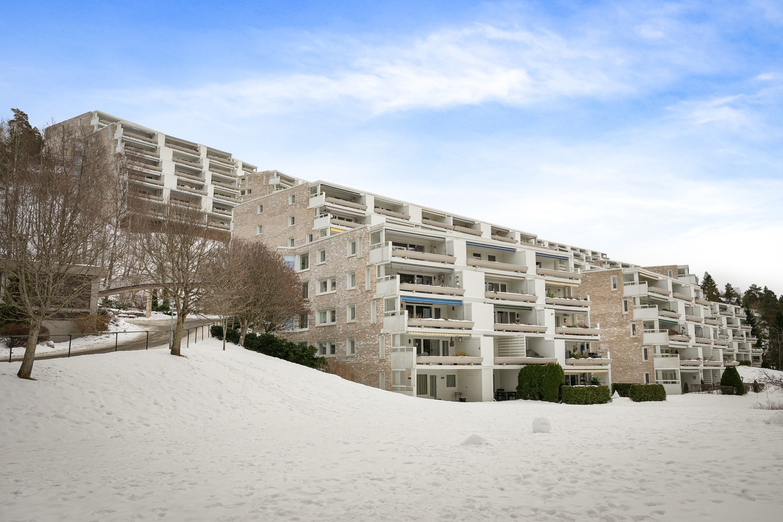 Eiendommen ligger i et attraktivt og rolig område med kort vei til det meste du trenger i hverdagen, enten det gjelder handel, kollektivtransport eller rekreasjon. Galleribilde