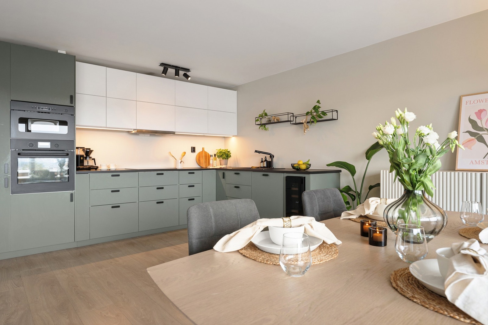 Leiligheten er utstyrt med smartløsninger for styring av lys og varme. Galleribilde