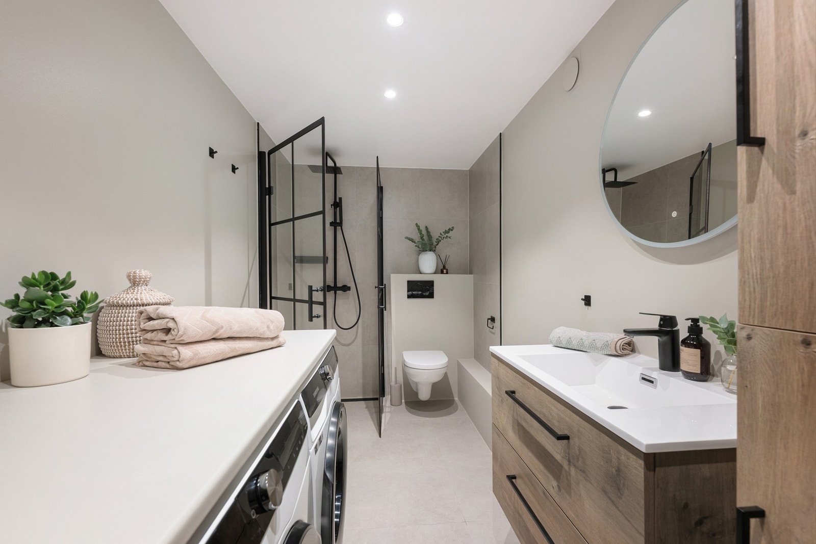 Boligen har to delikate baderom som ble totaloppusset i 2023, med beige fliser, gulvvarme og et stilrent og harmonisk fargevalg på vegger. Galleribilde