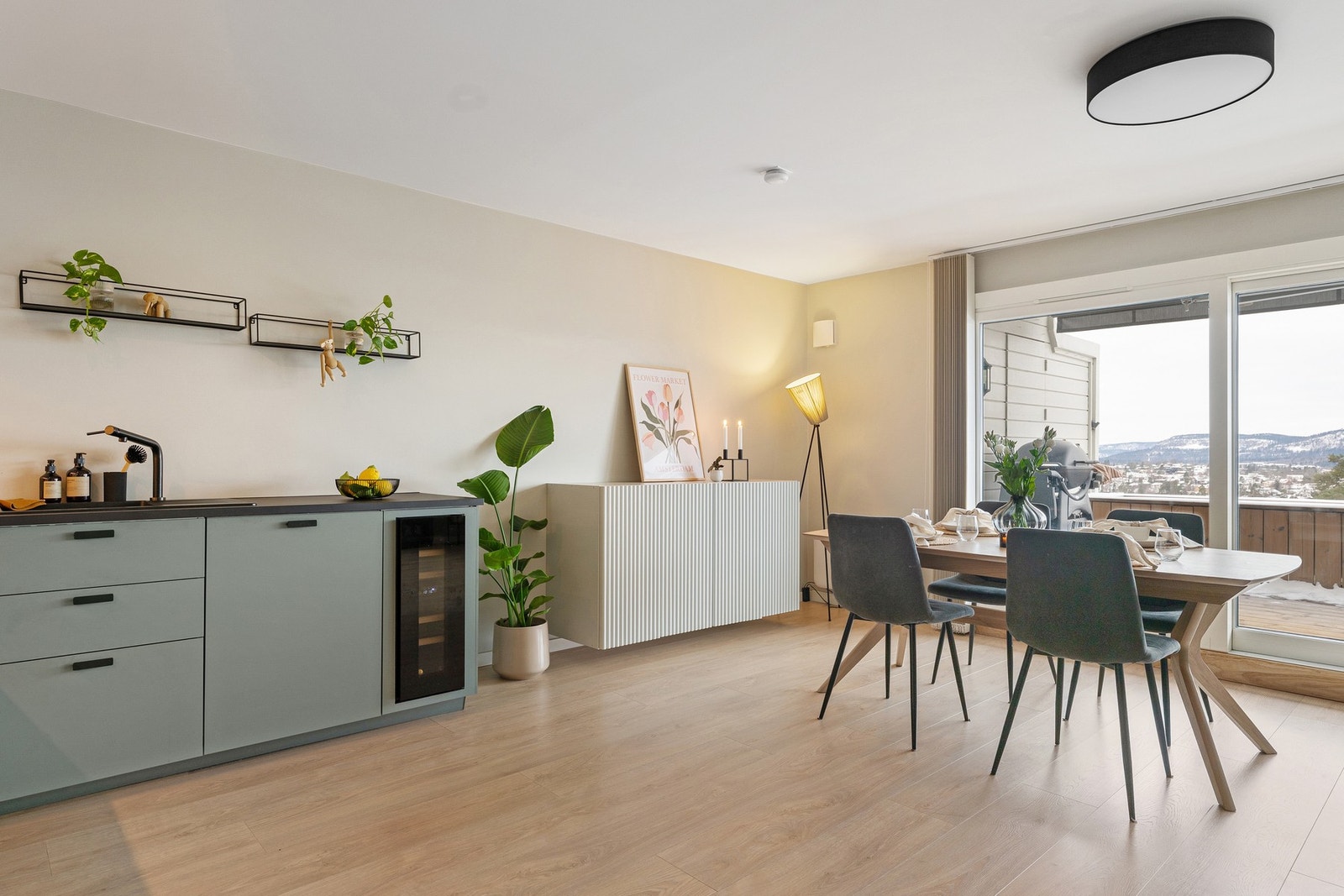 Boligen er gjennomgående med rikelig naturlig lys og en moderne planløsning, beliggende i et hyggelig og rolig nabolag. Galleribilde