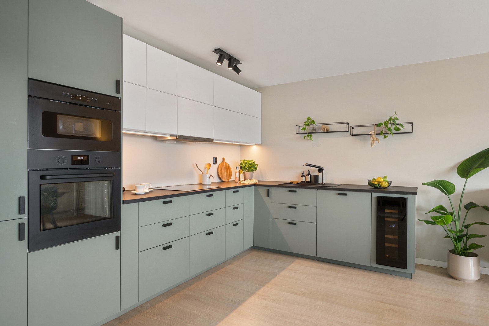 Lekkert og stilrent kjøkken med moderne uttrykk og gode arbeidsflater. Galleribilde