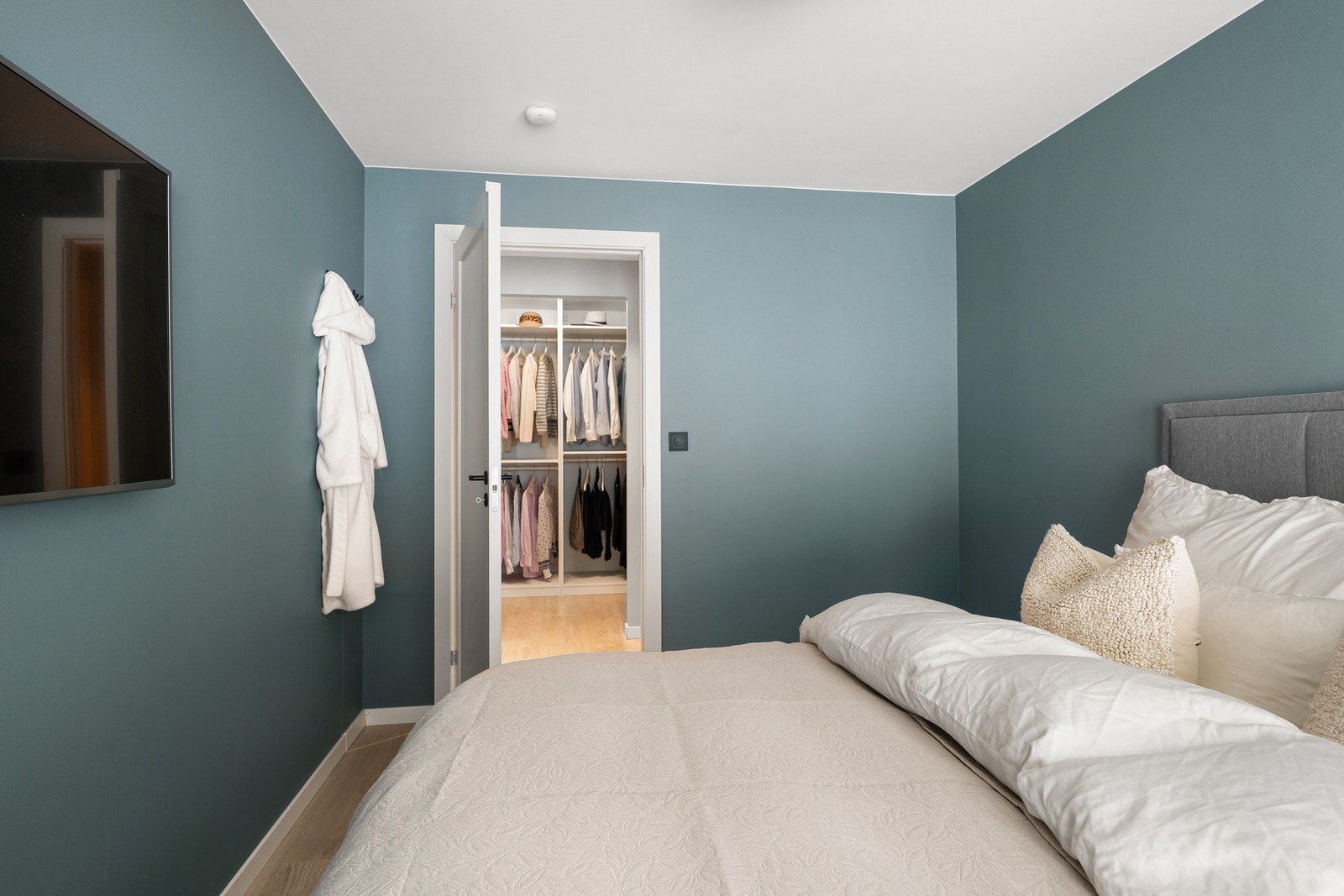 Praktisk løsning med enkel adkomst fra hovedsoverommet til omkledningsrom. Galleribilde