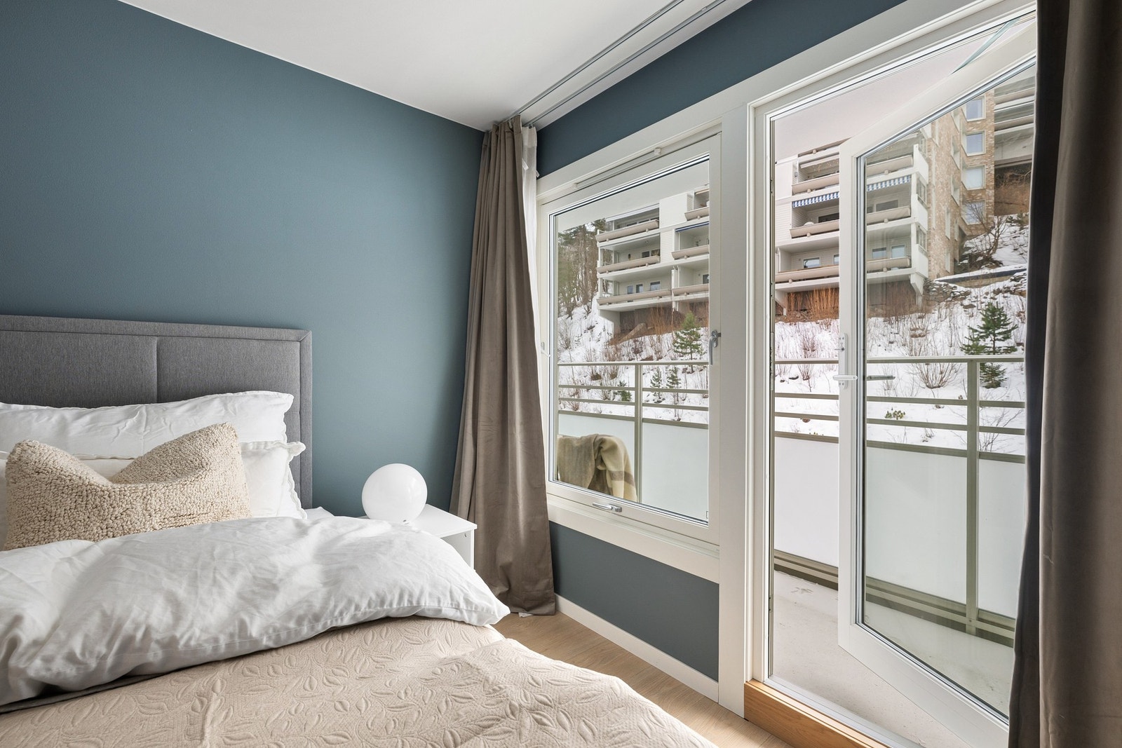 Herfra er det direkte utgang til veranda på ca. 8 m², hvor morgensolen kan nytes i rolige og skjermede omgivelser. Galleribilde