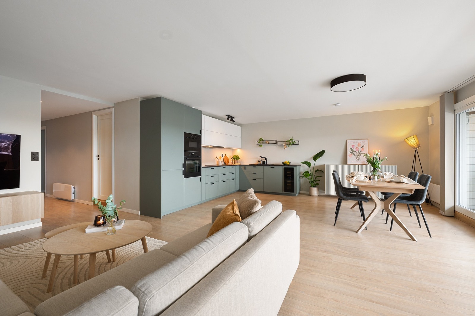 Totaloppusset 4-roms toppleilighet fra 2023 med to solrike uteplasser, tre gode soverom og to lekre bad. Åpen og moderne stue-/kjøkkenløsning, store panoramavinduer og gjennomgående høy standard gir et lyst, luftig og eksklusivt uttrykk. Galleribilde