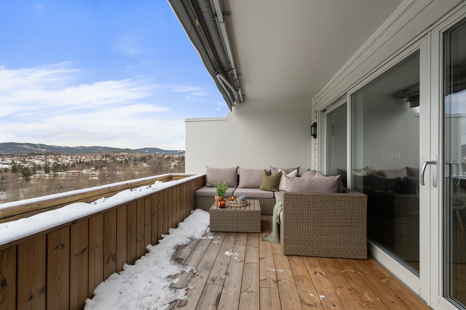 Uteplassen er oppgradert med platting i tre og innkassing rundt blomstertrau, noe som gir et lunere og mer gjennomført uttrykk. Galleribilde