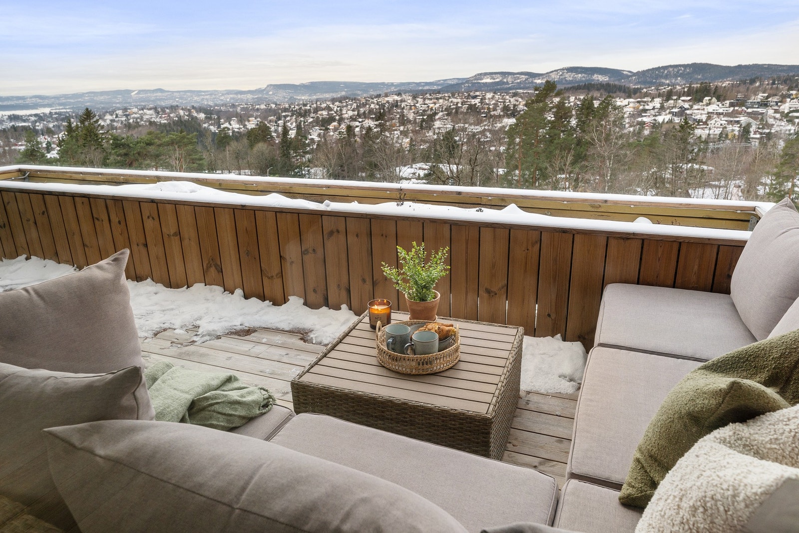 Fra stuen er det direkte utgang til vestvendt terrasse på ca. 12 m² med gode solforhold, ingen innsyn og flott utsikt, en naturlig forlengelse av oppholdsrommet i sommerhalvåret. Galleribilde