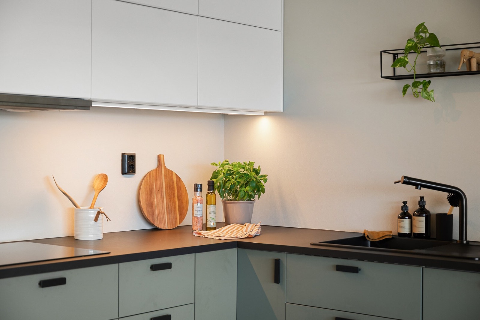 Kjøkkenet fremstår moderne og funksjonelt, med rikelig benkeplass og gode oppbevaringsløsninger. Galleribilde