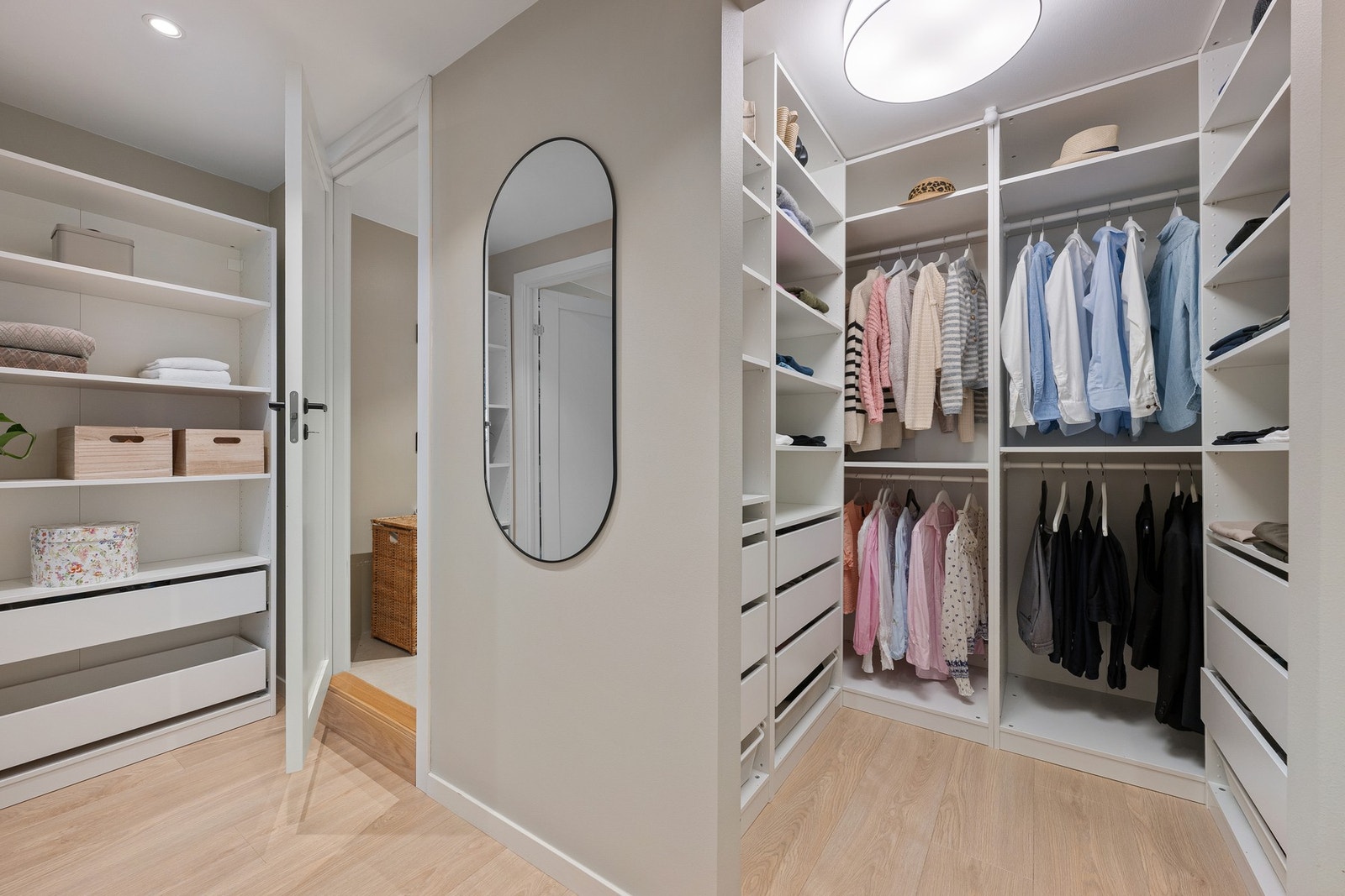 Innholdsrikt omkledningsrom med adkomst fra gangen og naturlig tilknytning til hovedsoverommet. Rommet fungerer i praksis som en romslig walk-in garderobe med svært gode oppbevaringsløsninger. Galleribilde