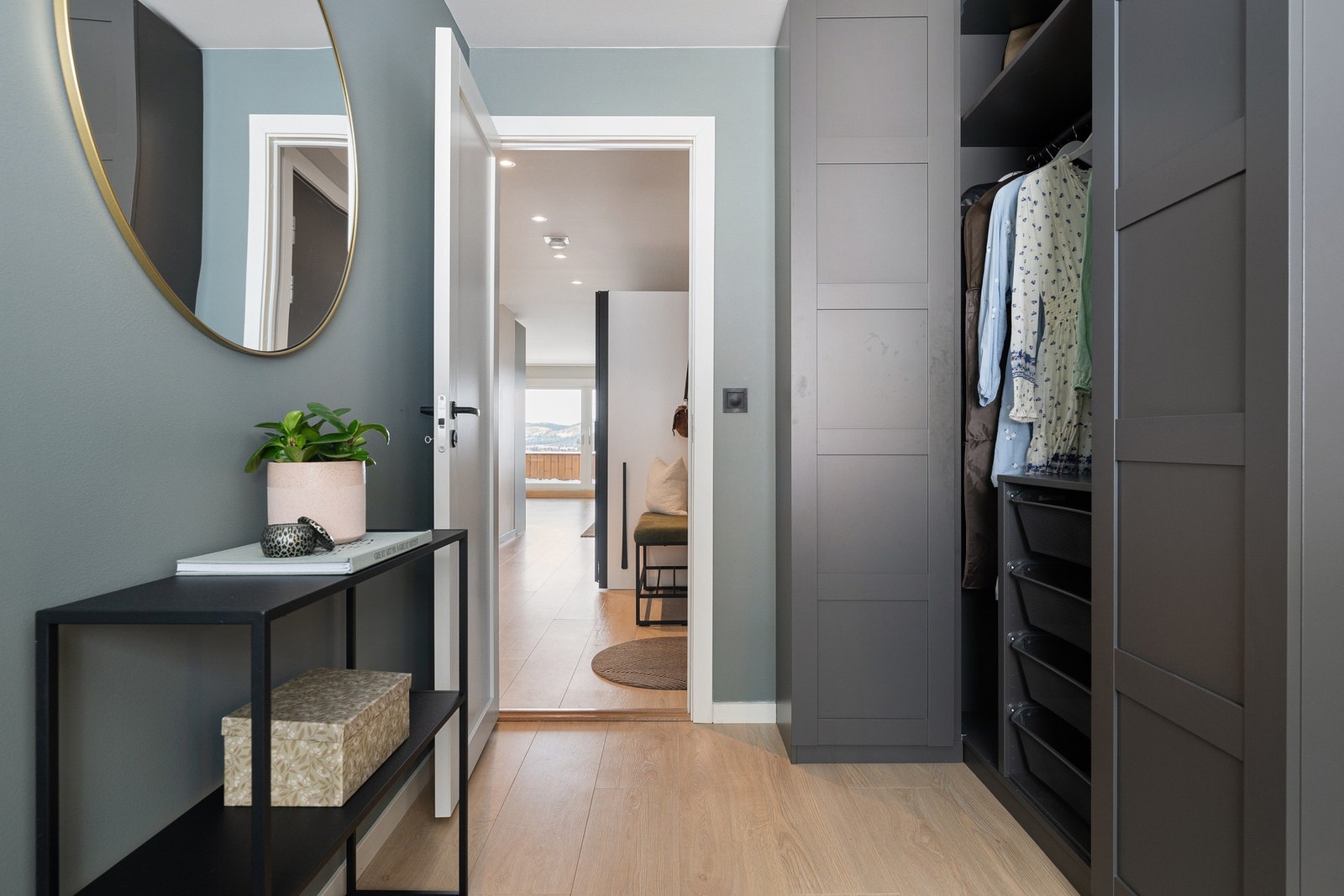 Soverom 3 er innredet med romslig garderobeskap med både trådkurver, oppheng og hyller, som gir svært god og oversiktlig lagringsplass. Galleribilde