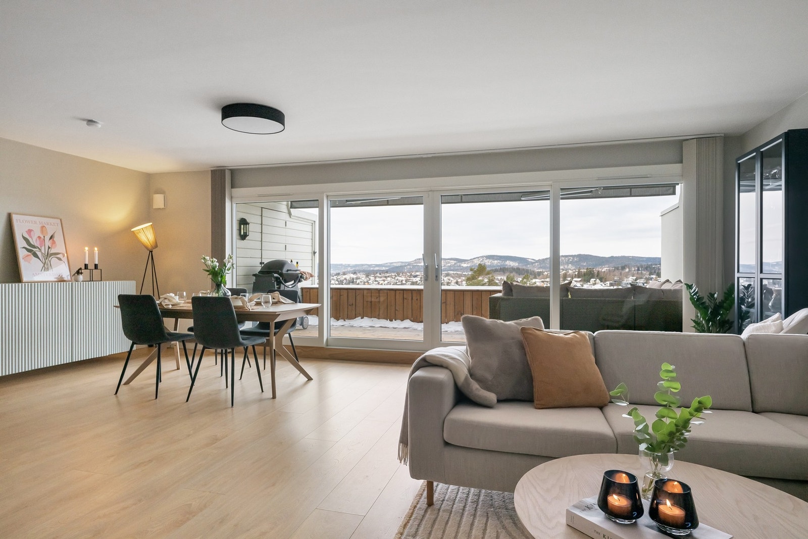 Stuen har en luftig og behagelig romfølelse med rikelig naturlig lys fra store vindusflater. Galleribilde