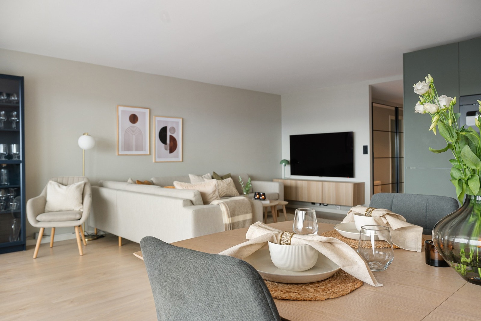 Gulvene er belagt med laminat, og veggene har et moderne og tidsriktig fargevalg som gir et helhetlig og stilrent uttrykk. Galleribilde