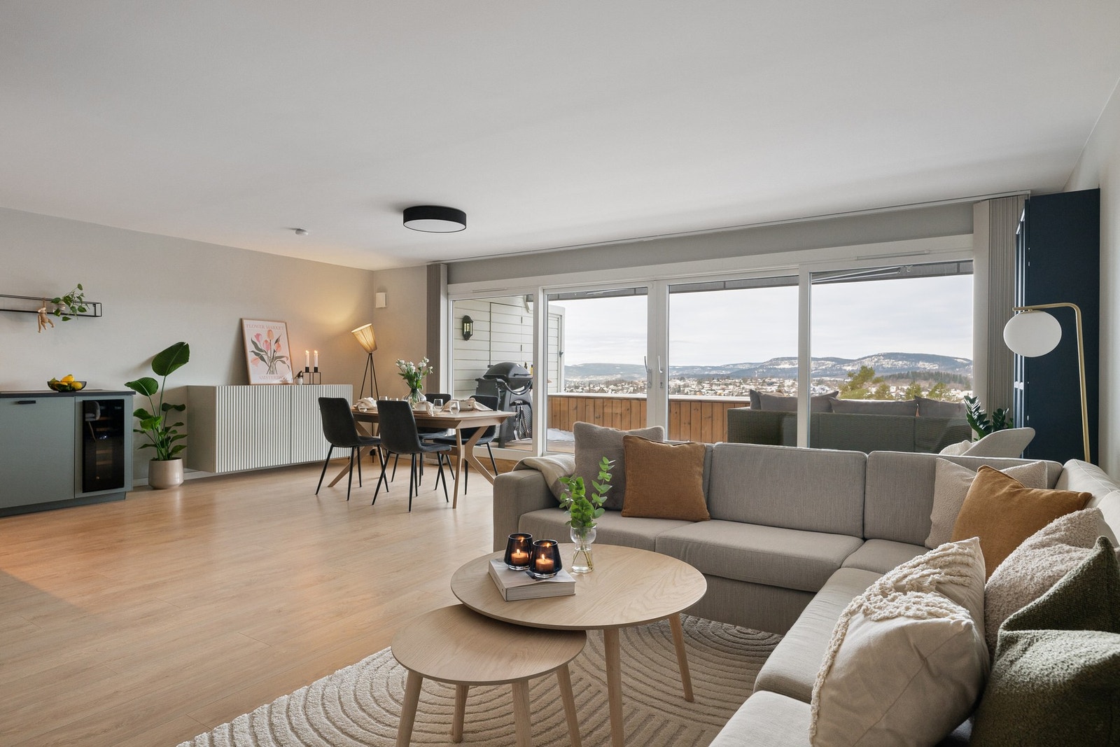 Velkommen til Vækerøveien 129B, presentert av Vegar Giæver v/ EIE eiendomsmegling Røa, Skøyen og Ullern. Foto: Arne Schram. Galleribilde