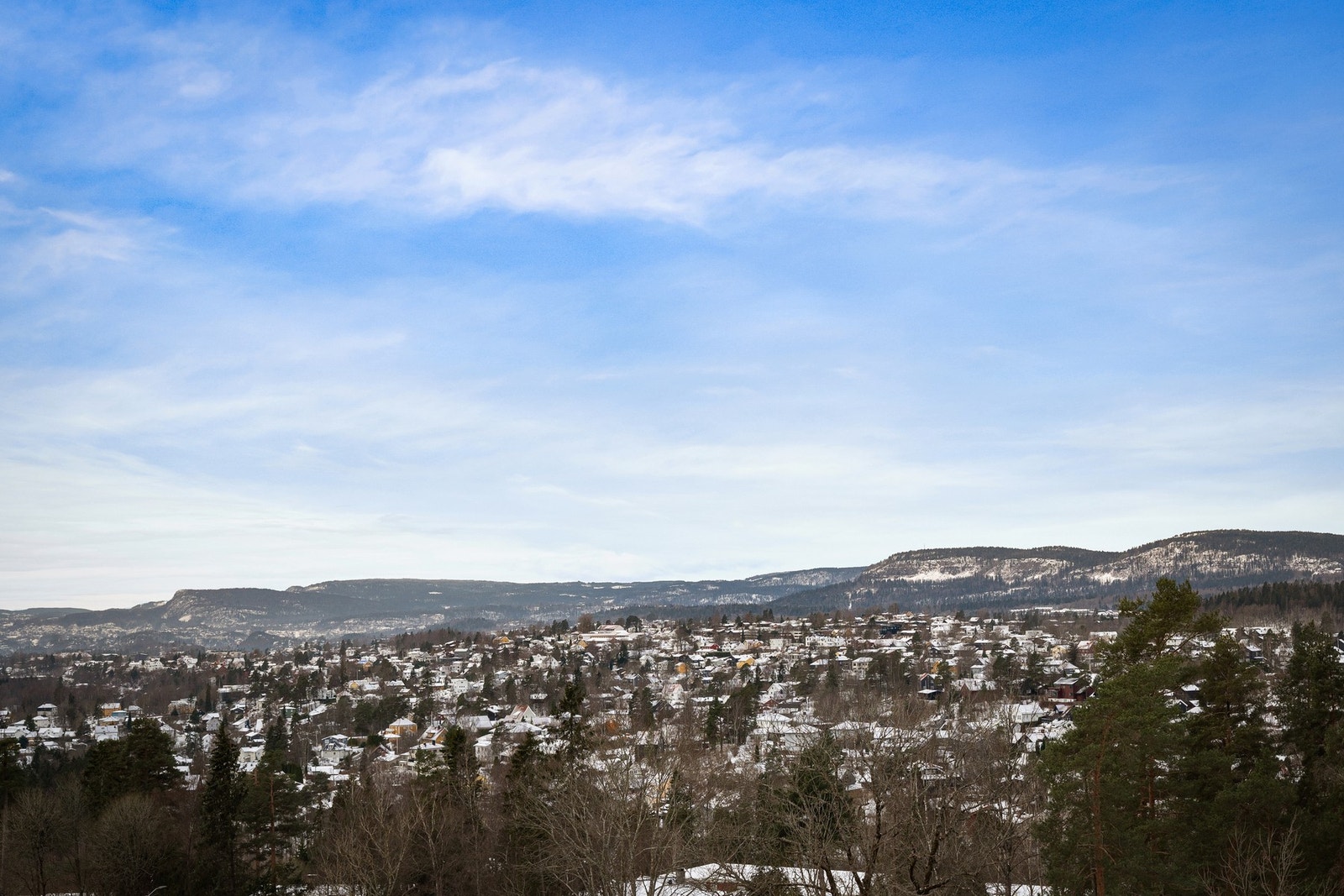 Majestetisk utsikt over fjord og by som virkelig må oppleves. På terrassen er også en praktisk utebod på 2-3 kvm for enkel oppbevaring. Galleribilde